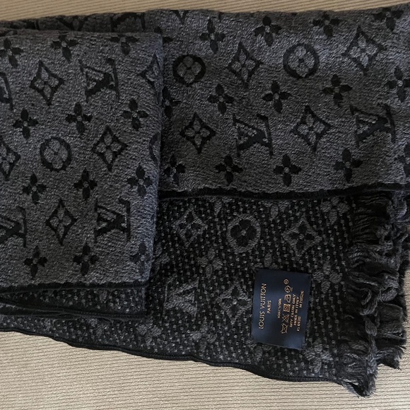 Authentic LV scarf - Picture 1 of 7